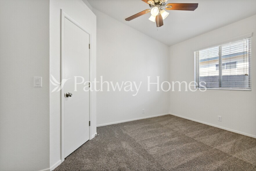 Building Photo - 15212 N 85th Dr