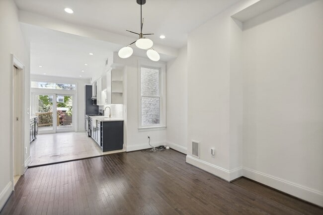 Building Photo - Available Now! // 3 Bedroom 2.5 Bathroom T...