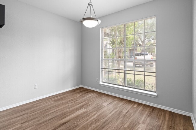 Building Photo - RIVER CROSSING TOWNHOME - 2BD -2.5BA - GREENBELT VIEW - WASHER/DRYER - RESERVED PARKING