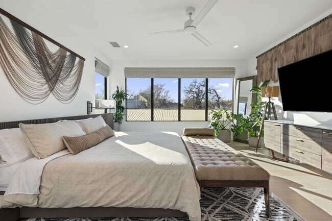 Building Photo - 1304 Comal St