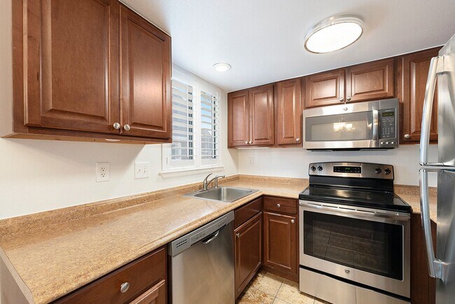Building Photo - Loft Style Townhouse Available in Arvada!