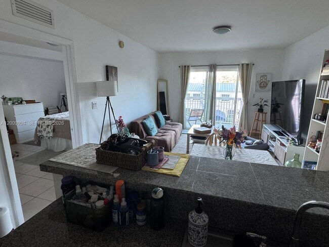 Building Photo - 2740 SW 28th Terrace