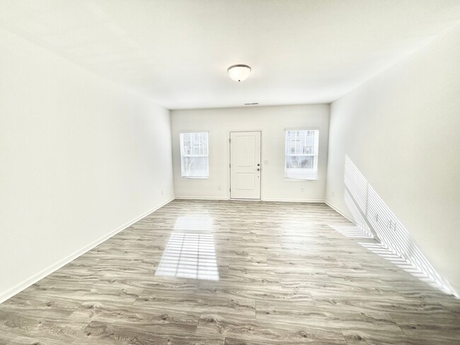 Building Photo - 2 br 2.5 ba townhome near shopping AVAILAB...