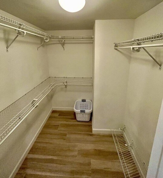 Building Photo - 2640 Lake Shore Dr