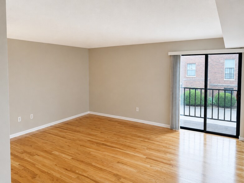 Master Bedroom - 327 Plantation St