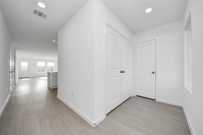 Building Photo - 25524 Roy Rogers Rd