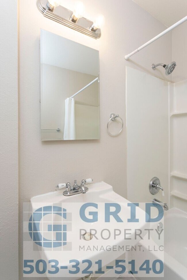 Building Photo - 3 Bedroom Home - Large Corner Lot - SE Por...
