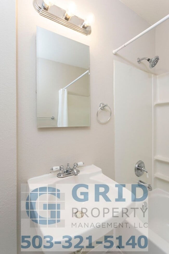 Building Photo - 3 Bedroom Home - Large Corner Lot - SE Portland!