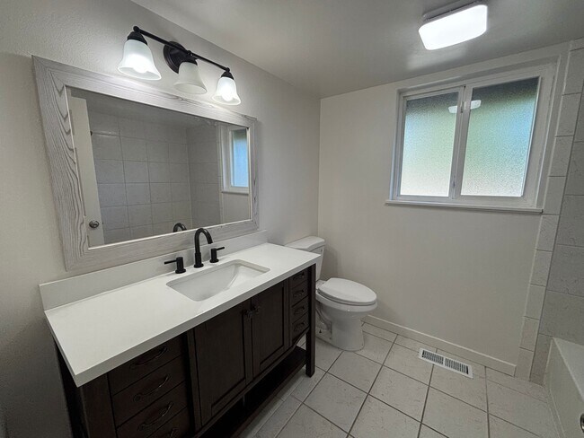 Building Photo - 2248 Madrona Dr SE