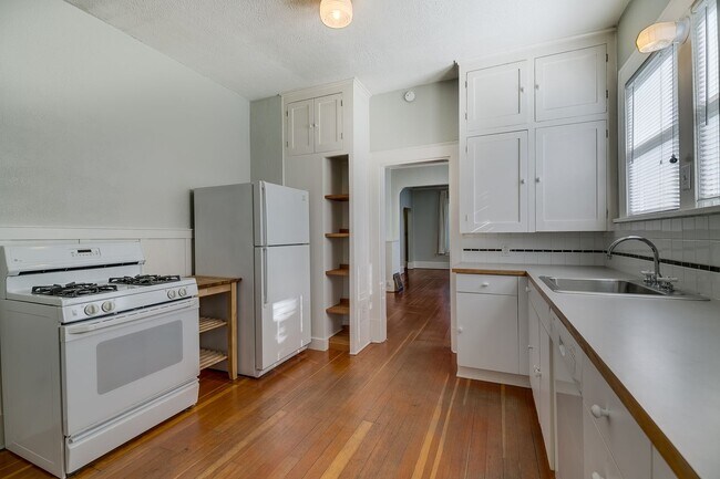 Building Photo - 3Bd/1.75Ba Seattle House