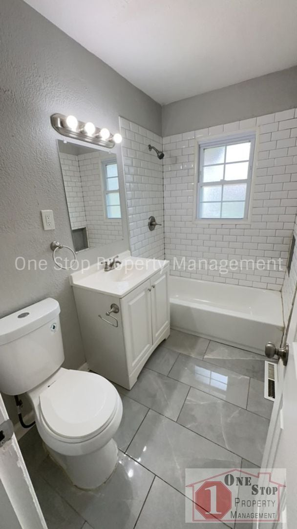 Building Photo - Beautiful 5 Bedroom 2 Bathroom Home in Kan...