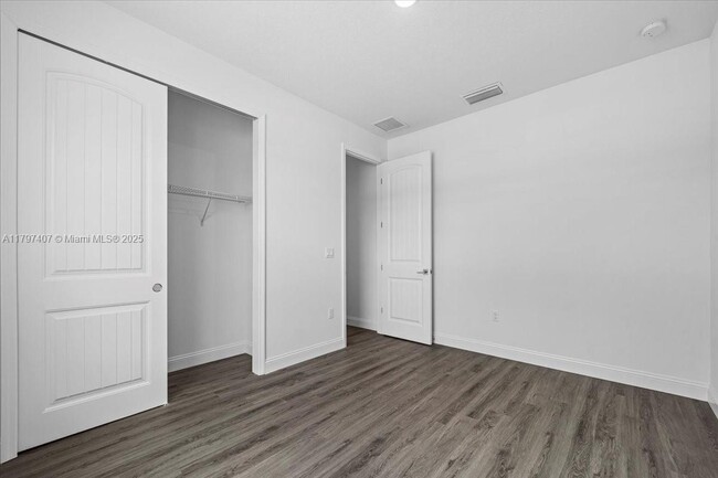 Building Photo - 11 Burgundy Pl