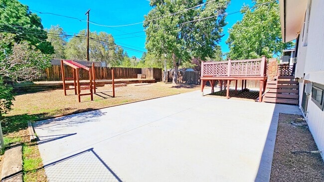 Building Photo - Beautiful 3 Bed, 2 Bath with a Bonus Room and Large Yard!