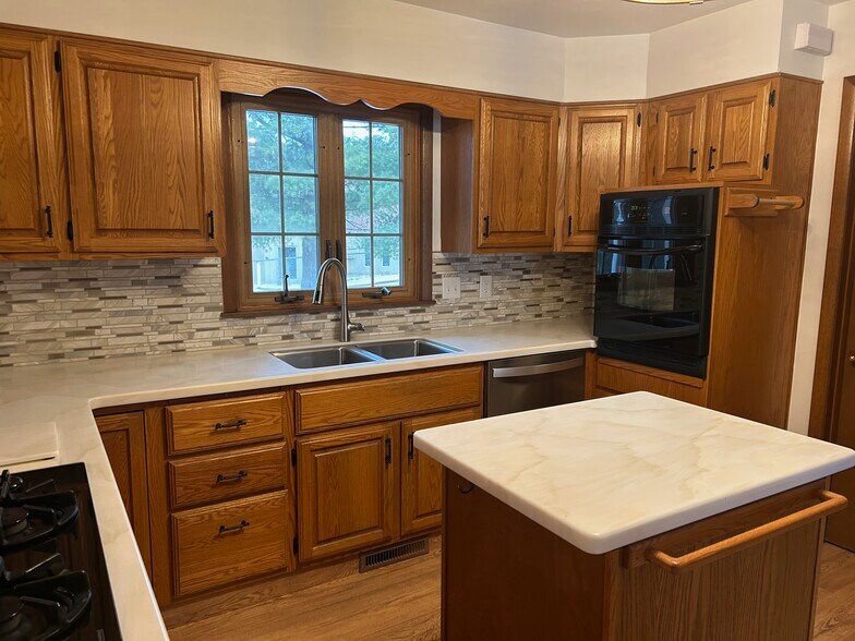 Kitchen - 1511 Hillcrest Ct