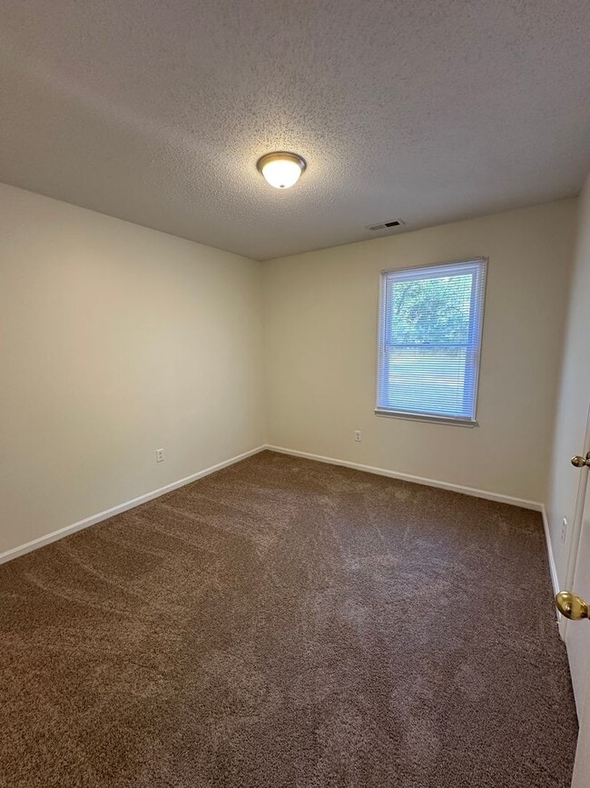 Building Photo - 3 Bed / 2 Bath Home – $1,675/mo | 1,188 Sq...