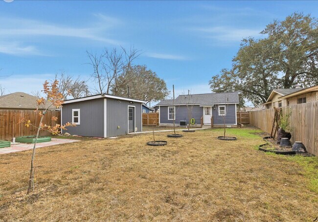 Building Photo - 413 W Wright Blvd