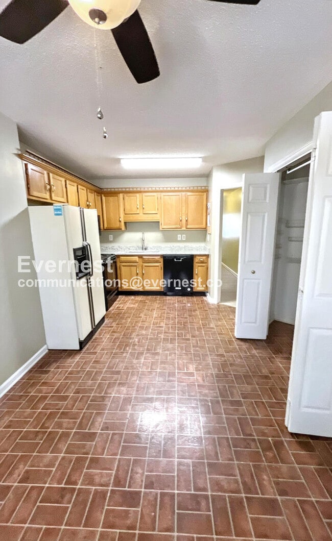 Building Photo - 4911 Hunter Village Dr