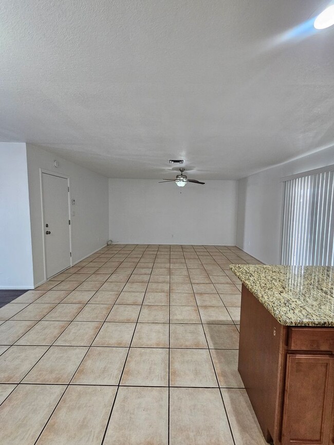 Building Photo - 3 bedroom 2 bath - North Phx home - single...