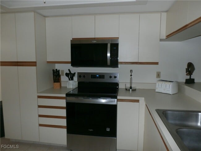 Building Photo - 16500 Kelly Cove Dr