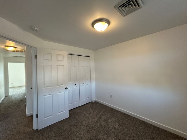 Building Photo - 3 Bedroom / 2.5 Bathroom Townhouse in SW R...