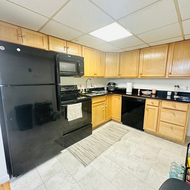 Building Photo - 8 Shadowbrook Ln