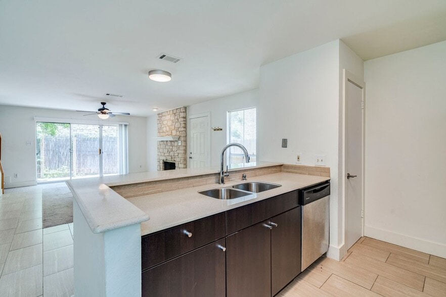 Building Photo - 6901 Old Quarry Ln