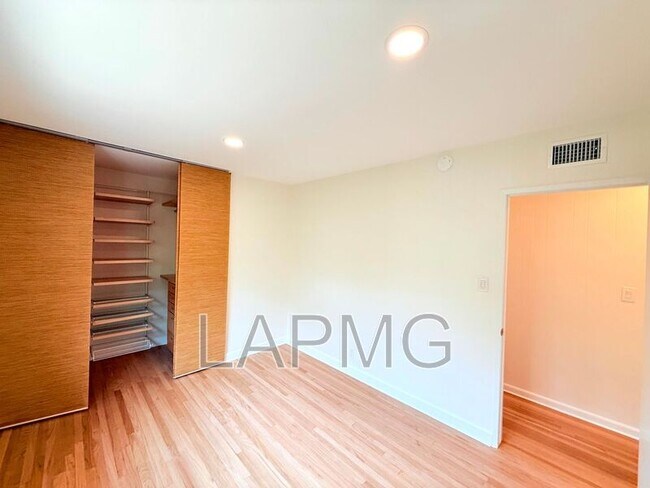 Building Photo - 16457 Gledhill St