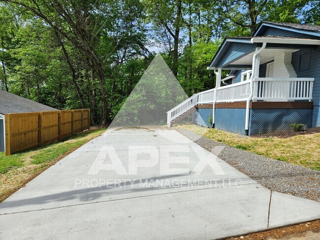 Building Photo - Renovated Craftsman Style 2 Bd 1- Ba Single Family Home with off street parking mins from Downtown!