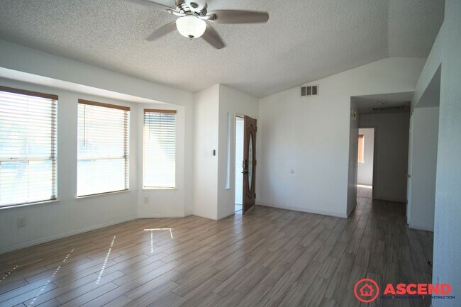 Building Photo - Cute Home in Southwest Bakersfield!