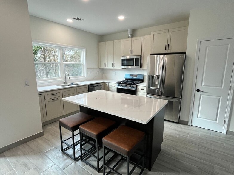 Building Photo - 4500 Kings Lake Dr