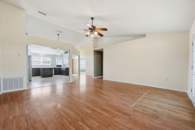 Building Photo - 3 Bedroom in Central Crestview!