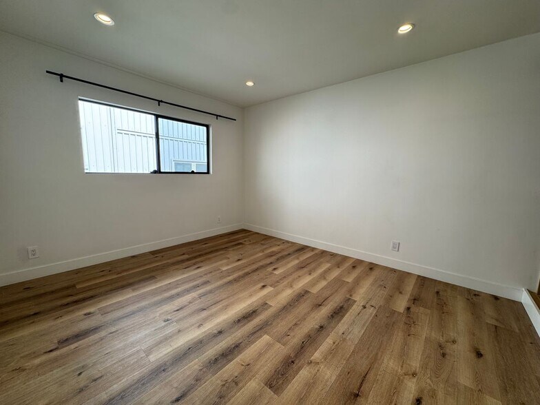 Building Photo - 1347 N Stanley Ave