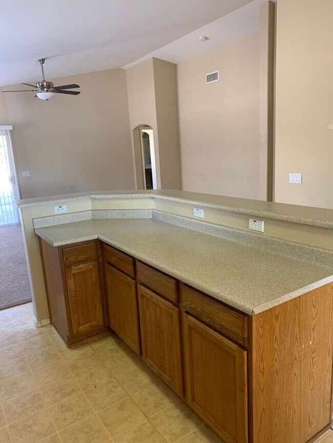 Building Photo - COMING SOON! Bright, Open Floorplan - Close to Freeways