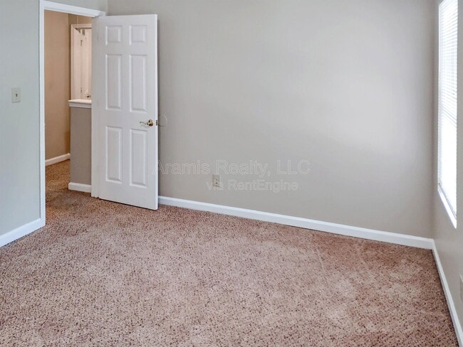 Building Photo - 117 Oriole Dr