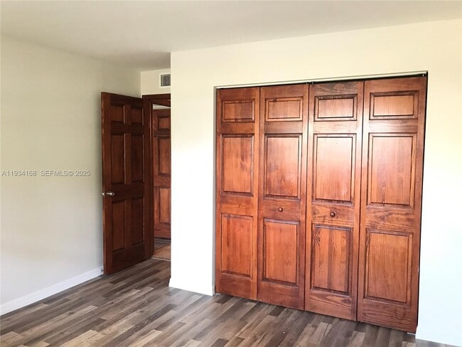 Building Photo - 9355 Fontainebleau Blvd