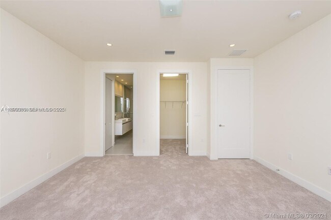 Building Photo - 6310 NW 103rd Pl