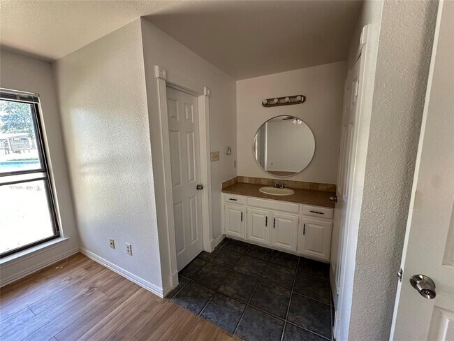 Building Photo - 331 Live Oak Dr