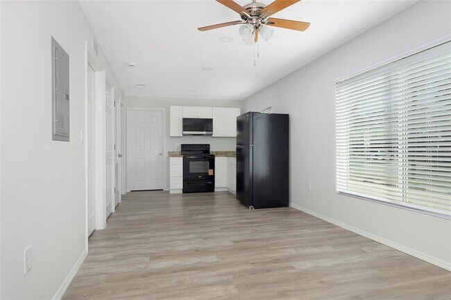 Building Photo - 454 21st St N