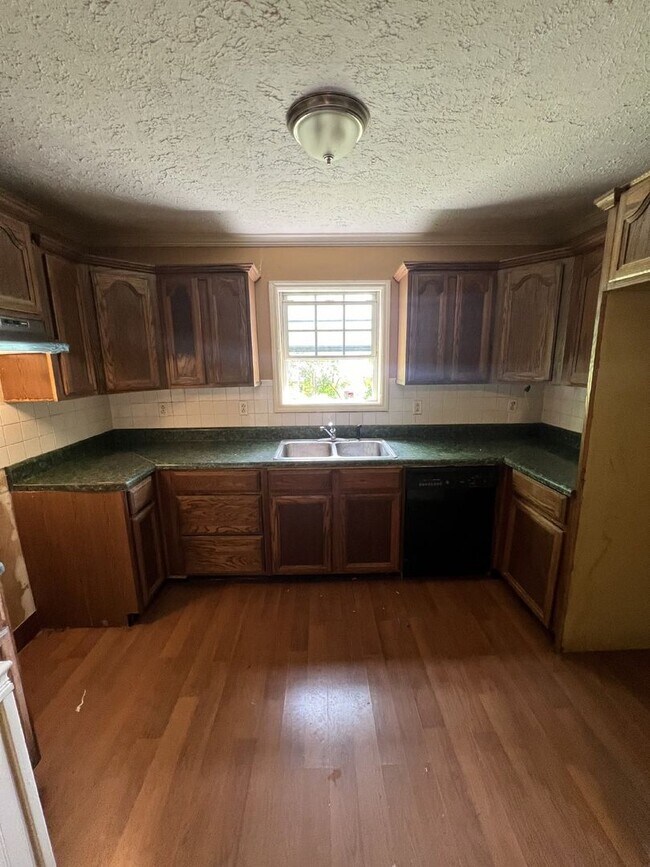 Building Photo - Charming Home in Rock Spring, GA!