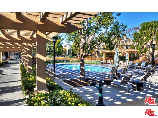 Building Photo - 5831 Seawalk Dr