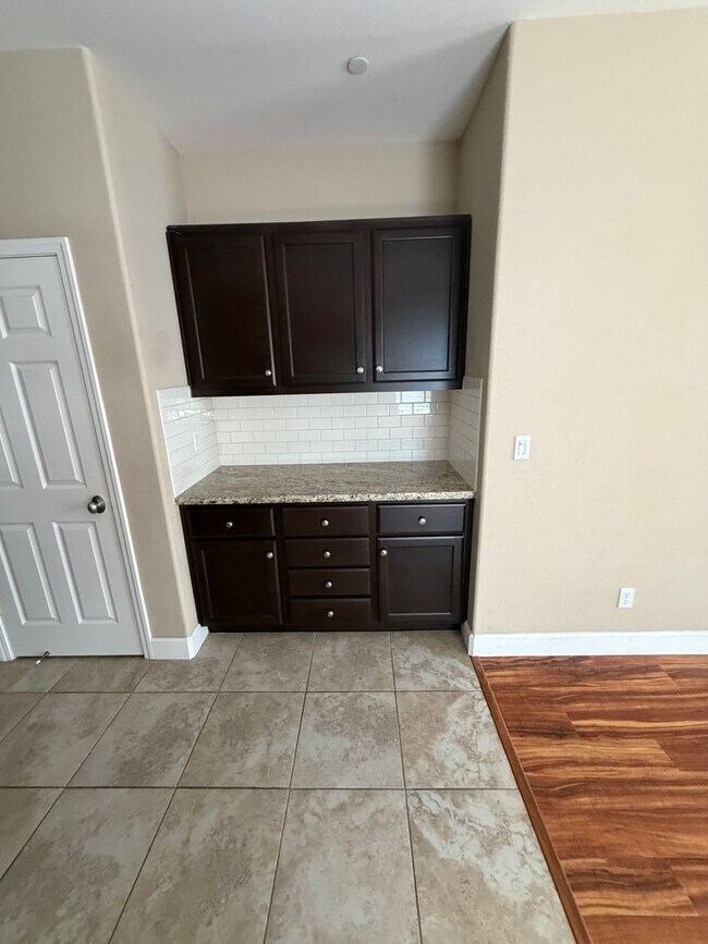 Building Photo - 2487 N Mountainside Dr