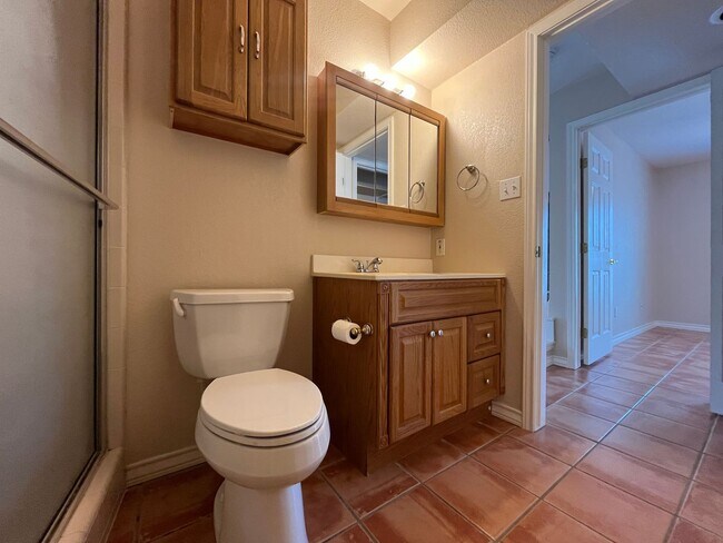 Building Photo - TWO BEDROOM ONE BATH APARTMENT