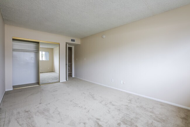Building Photo - 220 E Live Oak St