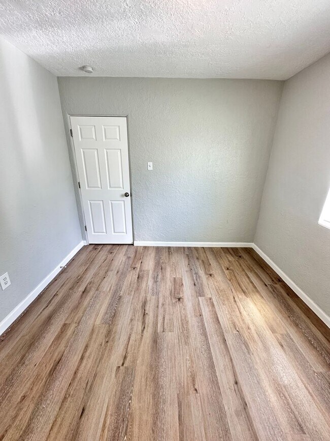 Building Photo - 2120 La Veta Dr