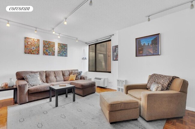 Building Photo - 1641 3rd Ave