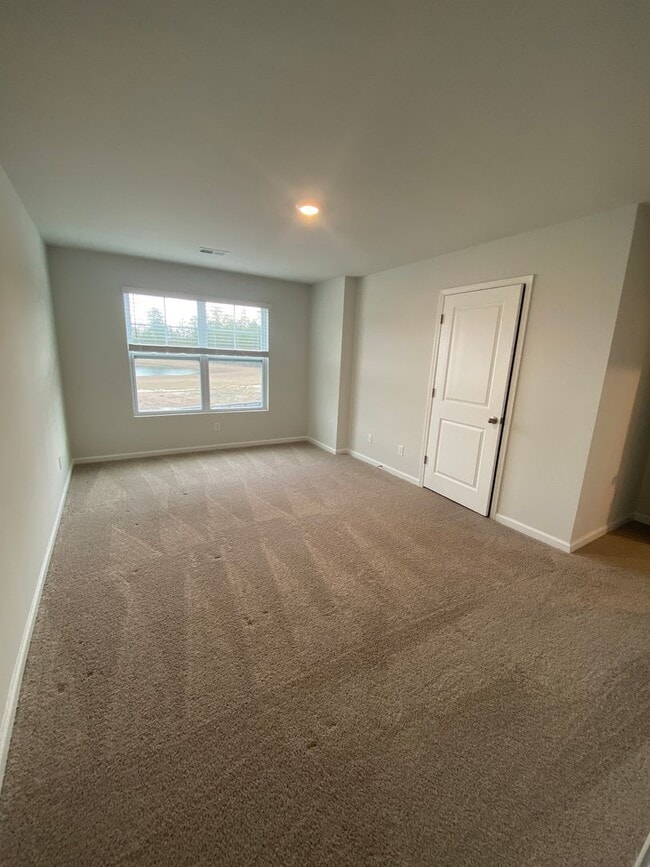 Building Photo - 3 bed 2.5 bath!