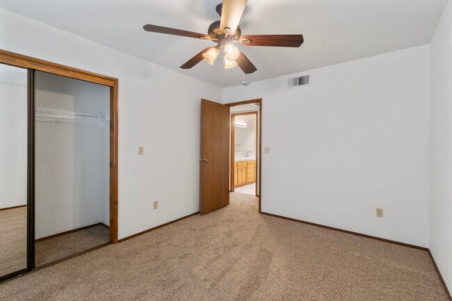 Building Photo - 6469 N San Pedro Ave