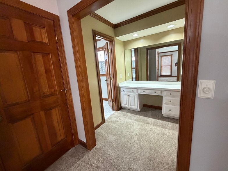 Building Photo - 3901 Buncombe Dr