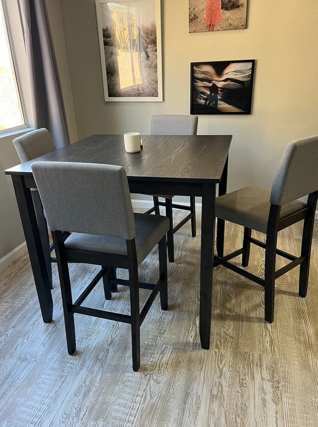 Building Photo - Two Bedrooms/One Bath - Great Location!