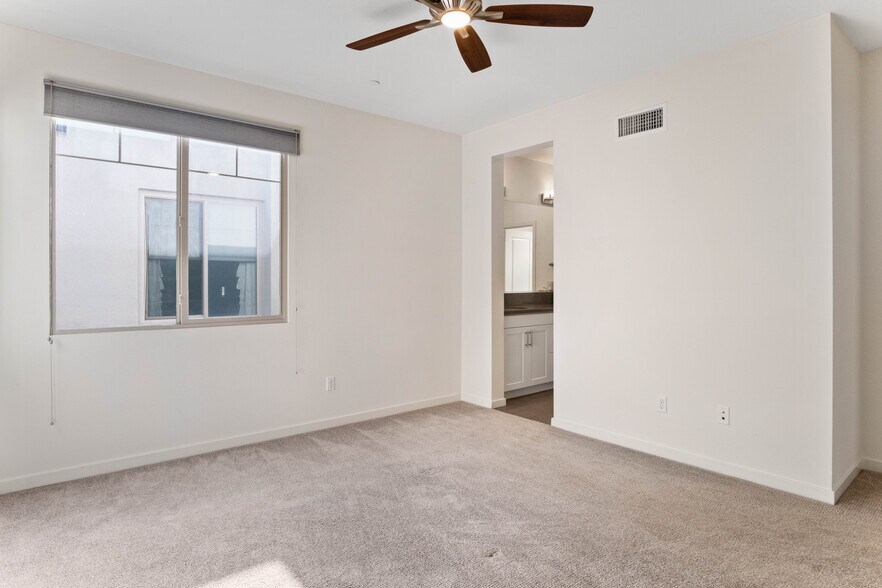 Building Photo - 5533 Palm Dr